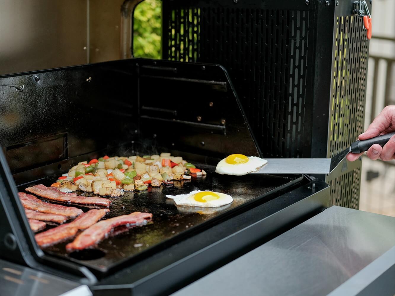 Masterbuilt Gravity Series 800 Digital Charcoal Griddle, BBQ & Smoker