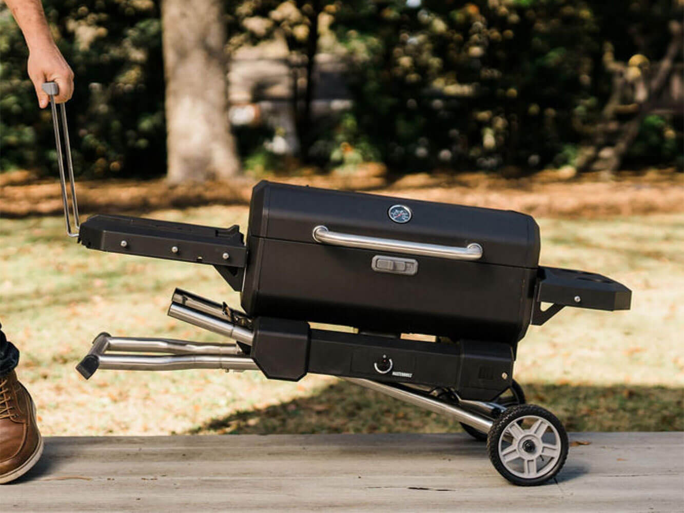 Barbecue et Fumoir au Charbon Portable avec Chariot Masterbuilt